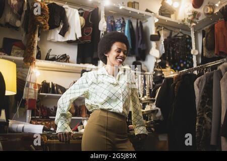 Porträt einer in der Boutique stehenden Besitzerin Stockfoto