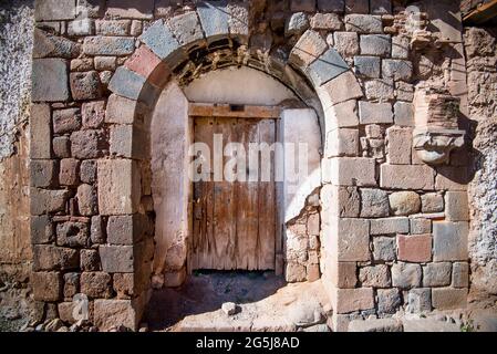 Alte Holztür auf einem Gebäude in den peruanischen Anden, Südamerika. Stockfoto