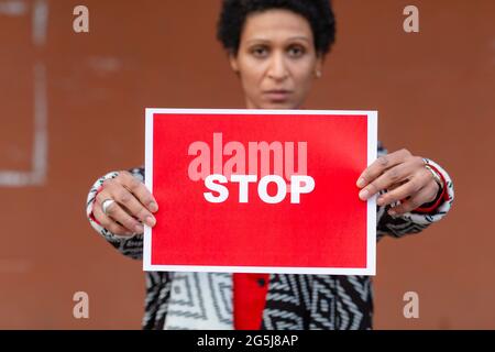 Italien, Toskana, Pistoia, Frau mit Stoppschild Stockfoto