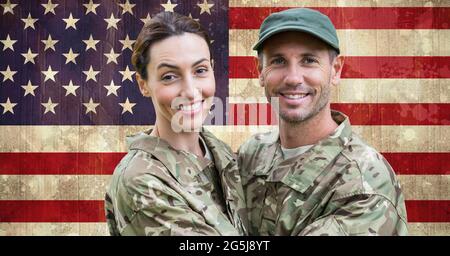 Zusammensetzung aus lächelnden männlichen und weiblichen Soldaten umarmt, gegen amerikanische Flagge Stockfoto