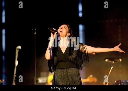 Valencia, Spanien. Juni 2021. Leire Martinez Ochoa von La Oreja de Van Gogh Pop Band tritt auf der Bühne während des Nits al Carme Konzert auf dem Les Nits del Ciutat Festival in Estadi Ciutat de Valencia. La Oreja de Van Gogh (manchmal auch als LOVG oder LODVG abgekürzt) ist eine Pop-Rock-Musikgruppe aus San Sebastian, Pais Vasco, Spanien. Seine Karriere in der Welt der Musik begann formell 1996. Kredit: SOPA Images Limited/Alamy Live Nachrichten Stockfoto