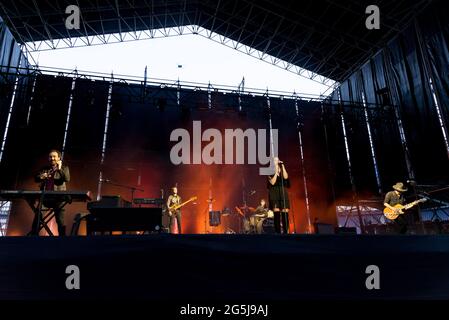 Valencia, Spanien. Juni 2021. La Oreja de Van Gogh Pop Band tritt auf der Bühne während des Nits al Carme Konzerts beim Les Nits del Ciutat Festival in Estadi Ciutat de Valencia auf. La Oreja de Van Gogh (manchmal auch als LOVG oder LODVG abgekürzt) ist eine Pop-Rock-Musikgruppe aus San Sebastian, Pais Vasco, Spanien. Seine Karriere in der Welt der Musik begann formell 1996. Kredit: SOPA Images Limited/Alamy Live Nachrichten Stockfoto