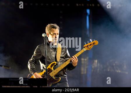 Valencia, Spanien. Juni 2021. Alvaro Fuentes Ibarz von La Oreja de Van Gogh Pop Band tritt auf der Bühne während des Nits al Carme Konzert auf dem Les Nits del Ciutat Festival in Estadi Ciutat de Valencia. La Oreja de Van Gogh (manchmal auch als LOVG oder LODVG abgekürzt) ist eine Pop-Rock-Musikgruppe aus San Sebastian, Pais Vasco, Spanien. Seine Karriere in der Welt der Musik begann formell 1996. Kredit: SOPA Images Limited/Alamy Live Nachrichten Stockfoto