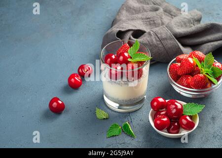 Gesundes, leckeres Dessert mit Chiasamen und frischen Kirschen und Erdbeeren, Milchpudding. Gesunde Ernährung. Stockfoto