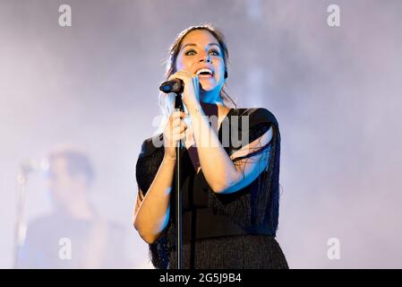 Valencia, Spanien. Juni 2021. Leire Martinez Ochoa von La Oreja de Van Gogh Pop Band tritt auf der Bühne während des Nits al Carme Konzert auf dem Les Nits del Ciutat Festival in Estadi Ciutat de Valencia. La Oreja de Van Gogh (manchmal auch als LOVG oder LODVG abgekürzt) ist eine Pop-Rock-Musikgruppe aus San Sebastian, Pais Vasco, Spanien. Seine Karriere in der Welt der Musik begann formell 1996. Kredit: SOPA Images Limited/Alamy Live Nachrichten Stockfoto