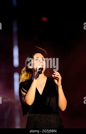 Valencia, Spanien. Juni 2021. Leire Martinez Ochoa von La Oreja de Van Gogh Pop Band tritt auf der Bühne während des Nits al Carme Konzert auf dem Les Nits del Ciutat Festival in Estadi Ciutat de Valencia. La Oreja de Van Gogh (manchmal auch als LOVG oder LODVG abgekürzt) ist eine Pop-Rock-Musikgruppe aus San Sebastian, Pais Vasco, Spanien. Seine Karriere in der Welt der Musik begann formell 1996. Kredit: SOPA Images Limited/Alamy Live Nachrichten Stockfoto