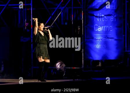 Valencia, Spanien. Juni 2021. Leire Martinez Ochoa von La Oreja de Van Gogh Pop Band tritt auf der Bühne während des Nits al Carme Konzert auf dem Les Nits del Ciutat Festival in Estadi Ciutat de Valencia. La Oreja de Van Gogh (manchmal auch als LOVG oder LODVG abgekürzt) ist eine Pop-Rock-Musikgruppe aus San Sebastian, Pais Vasco, Spanien. Seine Karriere in der Welt der Musik begann formell 1996. Kredit: SOPA Images Limited/Alamy Live Nachrichten Stockfoto