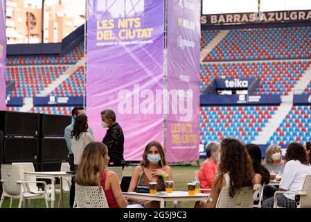 Valencia, Spanien. Juni 2021. Maskierte Menschen besuchen das Konzert von Nits al Carme beim Festival Les Nits del Ciutat in Estadi Ciutat de Valencia. La Oreja de Van Gogh (manchmal auch als LOVG oder LODVG abgekürzt) ist eine Pop-Rock-Musikgruppe aus San Sebastian, Pais Vasco, Spanien. Seine Karriere in der Welt der Musik begann formell 1996. Kredit: SOPA Images Limited/Alamy Live Nachrichten Stockfoto