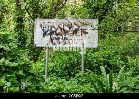 Ein verblassenes defaced MOD poperty Zeichen im Wald Stockfoto