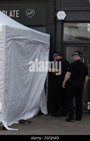 Southgate Street, Gloucester, Großbritannien. Mai 2021. Die Polizei ermittelt ein Café, das mit einem potenziellen Opfer von Fred West in Verbindung steht. Stockfoto