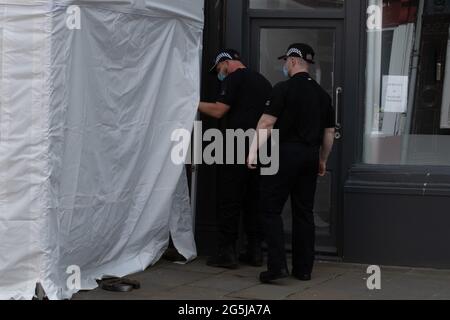 Southgate Street, Gloucester, Großbritannien. Mai 2021. Die Polizei ermittelt ein Café, das mit einem potenziellen Opfer von Fred West in Verbindung steht. Stockfoto