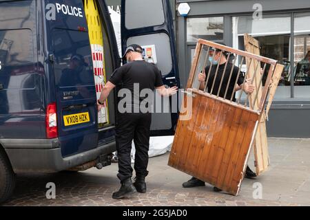 Southgate Street, Gloucester, Großbritannien. Mai 2021. Die Polizei ermittelt ein Café, das mit einem potenziellen Opfer von Fred West in Verbindung steht. Stockfoto