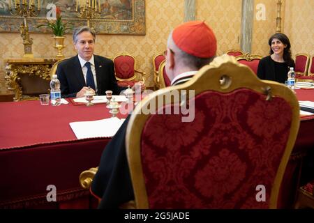 Rom, Italien. Juni 2021. 28. Juni 2021 Kardinal Pietro Parolin trifft US-Außenminister Antony Blinken nach einem Treffen mit Papst Franziskus in einer Privataudienz im Vatikan.Quelle: Independent Photo Agency/Alamy Live News Stockfoto