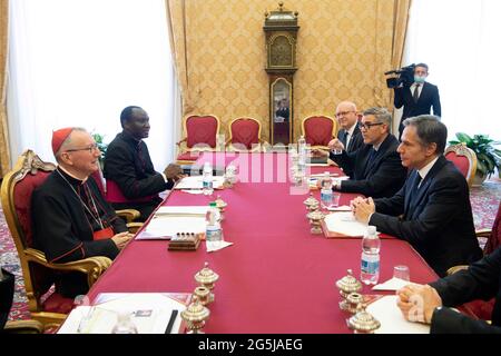 Rom, Italien. Juni 2021. 28. Juni 2021 Kardinal Pietro Parolin trifft US-Außenminister Antony Blinken nach einem Treffen mit Papst Franziskus in einer Privataudienz im Vatikan.Quelle: Independent Photo Agency/Alamy Live News Stockfoto