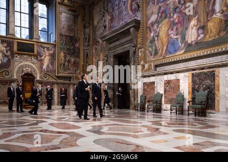 Vatikan. Juni 2021. US-Außenminister Antony Blinken besucht im Vorfeld seiner Begegnung mit Papst Franziskus im Rahmen seiner drei-Nationen-Europatour am 28. Juni 2021 den Saal der Regia im Apostolischen Palast im Vatikan. Quelle: dpa picture Alliance/Alamy Live News Stockfoto