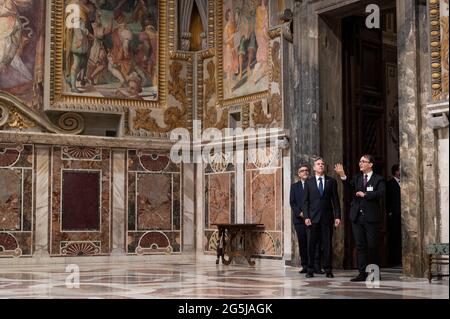 Vatikan. Juni 2021. US-Außenminister Antony Blinken besucht im Vorfeld seiner Begegnung mit Papst Franziskus im Rahmen seiner drei-Nationen-Europatour am 28. Juni 2021 den Saal der Regia im Apostolischen Palast im Vatikan. Quelle: dpa picture Alliance/Alamy Live News Stockfoto