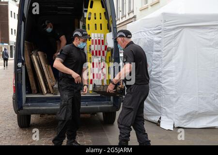 Southgate Street, Gloucester, Großbritannien. Mai 2021. Die Polizei ermittelt ein Café, das mit einem potenziellen Opfer von Fred West in Verbindung steht. Stockfoto