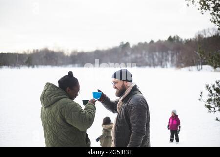 Während des Winters im Freien zusammen zu trinken Stockfoto