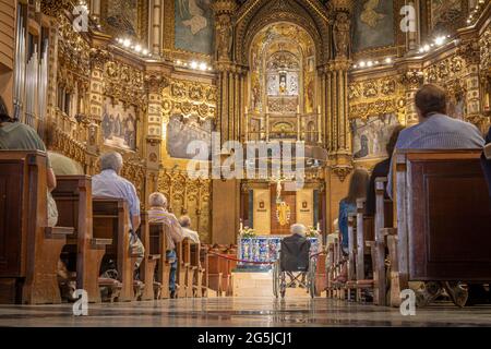 MONISTROL DE MONTSERRAT, SPANIEN-27. JUNI 2021: Innenraum der Kuppel der Basilika von Montserrat Stockfoto