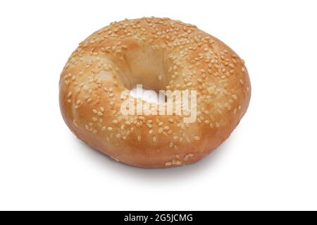 Studioaufnahme eines Bagels, der vor einem weißen Hintergrund ausgeschnitten wurde Stockfoto