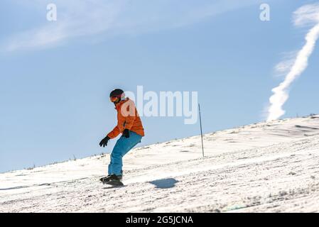 Person, die auf der Skipiste des Kayseri-Berges, Erciyes, Türkei, Ski fährt Stockfoto