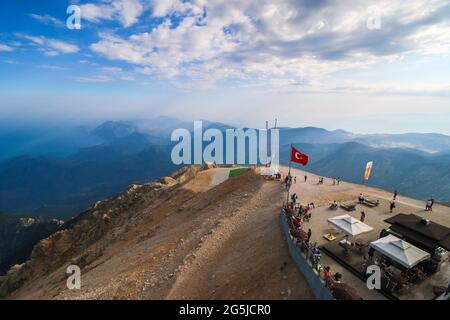 Tahtalı Dağı, auch als Lykien-Olymp bekannt, ist ein Taurus-Berg in der Nähe von Kemer, blauer Himmel Hintergrund. Stockfoto