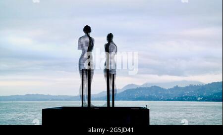 BATUMI, GEORGIEN - 06. Jun 2013: Die Statue von Ali und Nino, symbolisiert die unmögliche Liebe zwischen Ali, einem aserbaidschanischen muslimischen Jugendlichen, und Nino, einem Geor Stockfoto