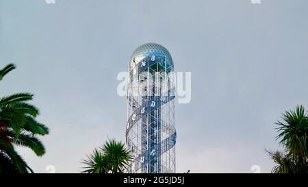 BATUMI, GEORGIA - 06. Jun 2013: Der 130 Meter hohe Alphabet-Turm im Miracle Park am Batumi Boulevard symbolisiert die Einzigartigkeit des Georg Stockfoto
