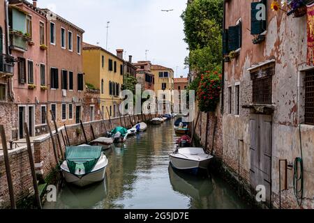 Romanische Ansicht eines Wasserkanals (sogenanntes Riva) in Venedig, Italien. Diese Wasserstraßen sind das wichtigste Verkehrsmittel in der Stadt Stockfoto