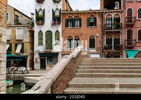 Romanische Ansicht eines Wasserkanals (sogenanntes Riva) in Venedig, Italien. Diese Wasserstraßen sind das wichtigste Verkehrsmittel in der Stadt Stockfoto