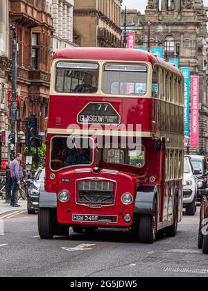 Glasgow, Schottland, Großbritannien. Juni 2021. Glasgow Vintage Vehicle Trust präsentiert ihre Sammlung von Oldtimer-Bussen in den Straßen von Glasgow als Teil Stockfoto