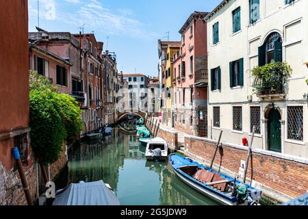 Romanische Ansicht eines Wasserkanals (sogenanntes Riva) in Venedig, Italien. Diese Wasserstraßen sind das wichtigste Verkehrsmittel in der Stadt Stockfoto