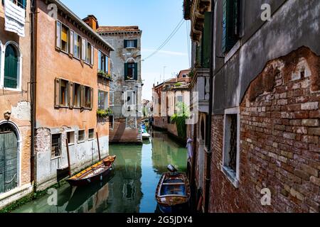 Romanische Ansicht eines Wasserkanals (sogenanntes Riva) in Venedig, Italien. Diese Wasserstraßen sind das wichtigste Verkehrsmittel in der Stadt Stockfoto