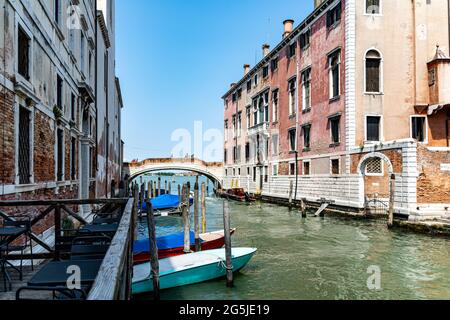 Romanische Ansicht eines Wasserkanals (sogenanntes Riva) in Venedig, Italien. Diese Wasserstraßen sind das wichtigste Verkehrsmittel in der Stadt Stockfoto