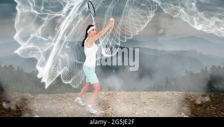 Zusammensetzung der weiblichen Tennisspielerin, die den Ball über die Landschaft hält Stockfoto