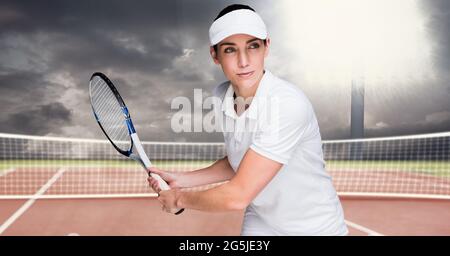 Zusammensetzung einer Tennisspielerin mit Tennisschläger auf dem Tennisplatz Stockfoto
