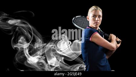 Zusammensetzung der weiblichen Tennisspielerin mit Tennisschläger auf schwarzem Hintergrund Stockfoto