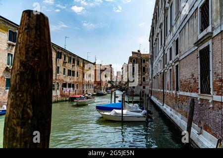 Romanische Ansicht eines Wasserkanals (sogenanntes Riva) in Venedig, Italien. Diese Wasserstraßen sind das wichtigste Verkehrsmittel in der Stadt Stockfoto