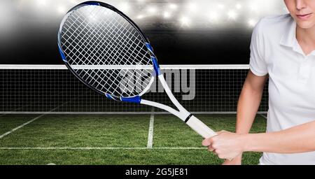 Zusammensetzung einer Tennisspielerin mit Tennisschläger auf dem Tennisplatz Stockfoto