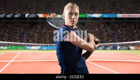 Zusammensetzung einer Tennisspielerin mit Tennisschläger auf dem Tennisplatz Stockfoto