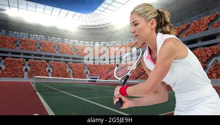 Zusammensetzung einer Tennisspielerin mit Tennisschläger auf dem Tennisplatz Stockfoto