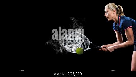 Zusammensetzung der weiblichen Tennisspielerin mit Tennisschläger auf schwarzem Hintergrund Stockfoto