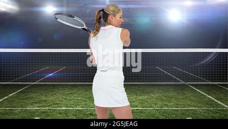 Zusammensetzung einer Tennisspielerin mit Tennisschläger auf dem Tennisplatz Stockfoto