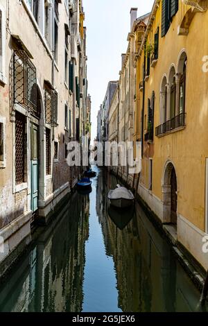 Romanische Ansicht eines Wasserkanals (sogenanntes Riva) in Venedig, Italien. Diese Wasserstraßen sind das wichtigste Verkehrsmittel in der Stadt Stockfoto