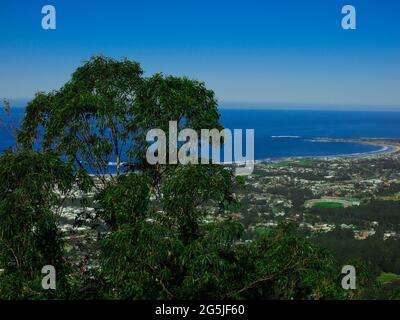 Panoramablick auf Wollongong Sydney Australien vom Bulli Lookout an einem sonnigen Wintertag blauer Himmel Stockfoto