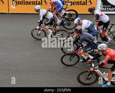 Die Radsportler des Tour-Pelotons am 26. Juni 2021 beim Start der 108. Tour de France in Brest, Frankreich. Julian Alaphilippe mit seinem Regenbogentrikot des Weltmeisters. Foto von Roignant JM/ANDBZ/ABACAPRESS.COM Stockfoto