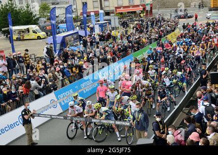 Die Radsportler des Tour-Pelotons am 26. Juni 2021 beim Start der 108. Tour de France in Brest, Frankreich. Foto von Roignant JM/ANDBZ/ABACAPRESS.COM Stockfoto