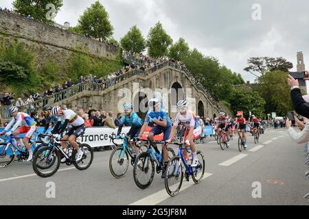 Die Radfahrer der Tour Peloton zu Beginn der 108. Tour de France und Anwesenheit von Zuschauern mit obligatorischen Masken, Anwesenheit durch die Entspannung von Gesundheitsmaßnahmen genehmigt, in Brest, Frankreich, am 26. Juni 2021. Foto von Roignant JM/ANDBZ/ABACAPRESS.COM Stockfoto