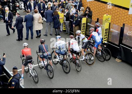 Die Radsportler des Tour-Pelotons am 26. Juni 2021 beim Start der 108. Tour de France in Brest, Frankreich. Julian Alaphilippe mit seinem Regenbogentrikot des Weltmeisters. Foto von Roignant JM/ANDBZ/ABACAPRESS.COM Stockfoto