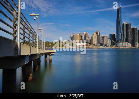 Panoramablick auf Sydney Harbour und City Skyline Darling Harbour Barangaroo Australien blaues Wasser Lust Bäume Wohn-Apartment Bürogebäude Stockfoto